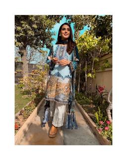 Iqra Aziz feet photo 12