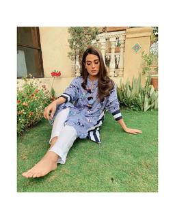 Iqra Aziz feet photo 10