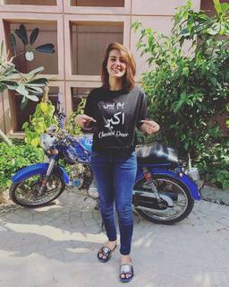Iqra Aziz feet photo 7