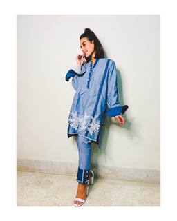 Iqra Aziz feet photo 3