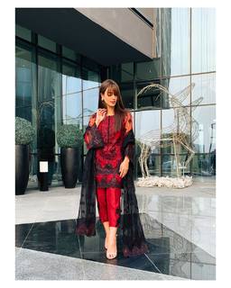 Iqra Aziz feet photo 1