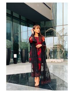 Iqra Aziz feet photo 20