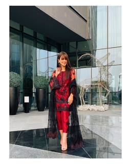 Iqra Aziz feet photo 19