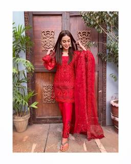 Iqra Aziz feet photo 16