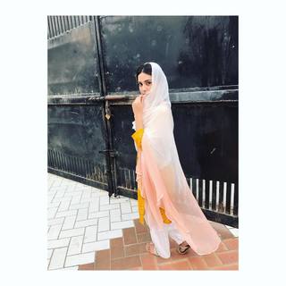 Iqra Aziz feet photo 8