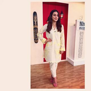 Iqra Aziz feet photo 3