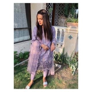 Iqra Aziz feet photo 11