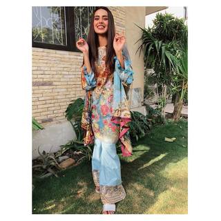 Iqra Aziz feet photo 8