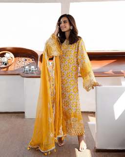 Iqra Aziz feet photo 1