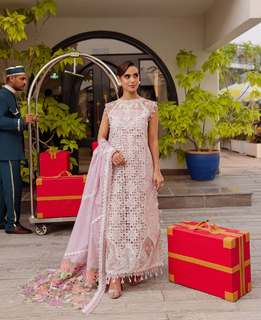 Iqra Aziz feet photo 20