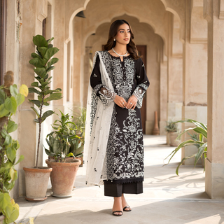 Iqra Aziz feet photo 19