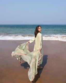 Iqra Aziz feet photo 17