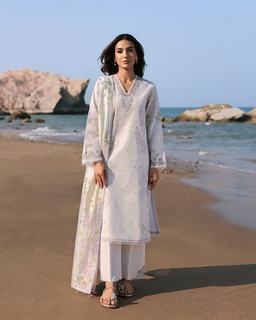 Iqra Aziz feet photo 16