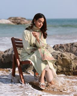 Iqra Aziz feet photo 13