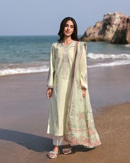 Iqra Aziz feet photo 12