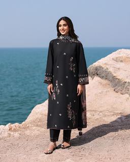 Iqra Aziz feet photo 10