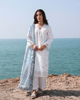 Iqra Aziz feet photo 9