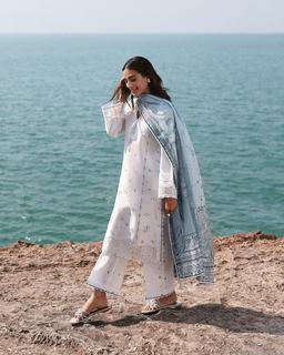 Iqra Aziz feet photo 8