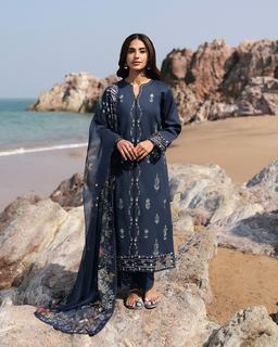 Iqra Aziz feet photo 7