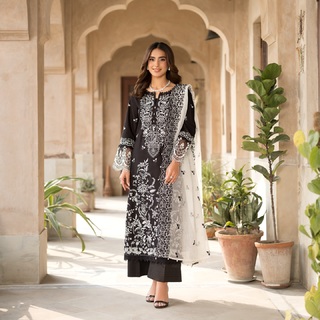 Iqra Aziz feet photo 5