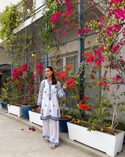 Iqra Aziz feet photo 3