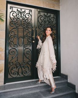 Iqra Aziz feet photo 15