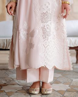 Iqra Aziz feet photo 10