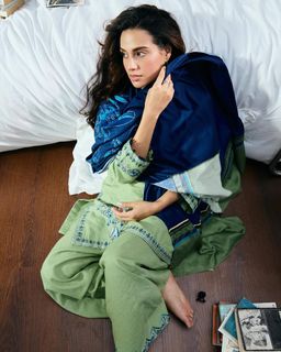 Iqra Aziz feet photo 11
