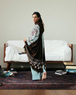Iqra Aziz feet photo 9