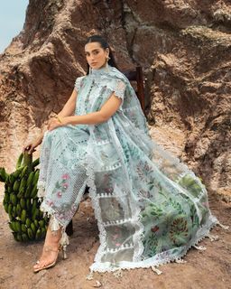 Iqra Aziz feet photo 6