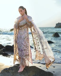 Iqra Aziz feet photo 5