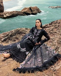 Iqra Aziz feet photo 4