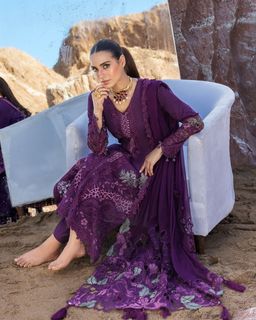 Iqra Aziz feet photo 3
