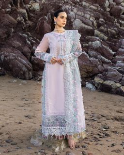 Iqra Aziz feet photo 2