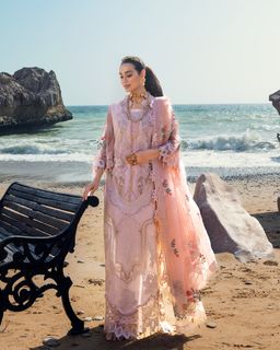 Iqra Aziz feet photo 1