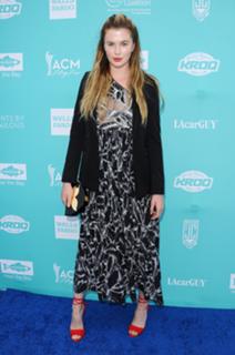 Ireland Baldwin feet photo thumbnail