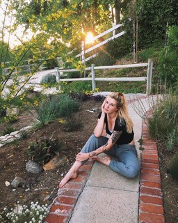 Ireland Baldwin feet photo thumbnail