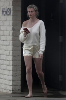 Ireland Baldwin feet photo thumbnail