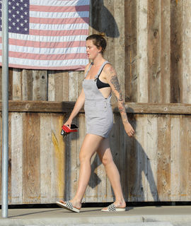 Ireland Baldwin feet photo thumbnail