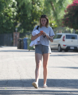 Ireland Baldwin feet photo thumbnail