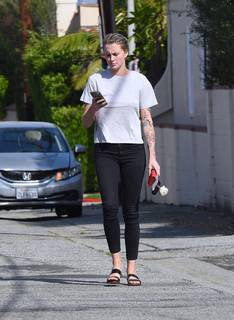 Ireland Baldwin feet photo thumbnail