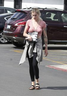 Ireland Baldwin feet photo thumbnail