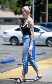 Ireland Baldwin feet photo thumbnail