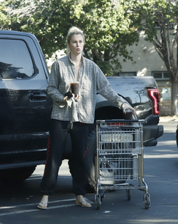 Ireland Baldwin feet photo thumbnail