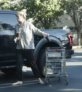 Ireland Baldwin feet photo thumbnail