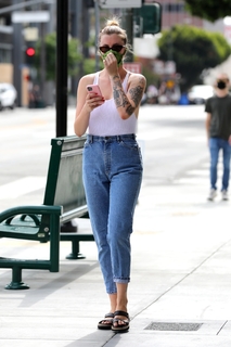 Ireland Baldwin feet photo thumbnail