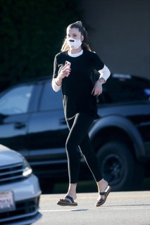 Ireland Baldwin feet photo thumbnail