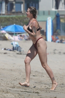 Ireland Baldwin feet photo thumbnail