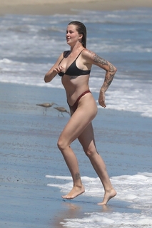 Ireland Baldwin feet photo thumbnail