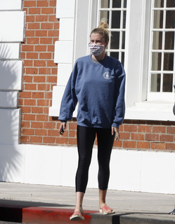 Ireland Baldwin feet photo thumbnail